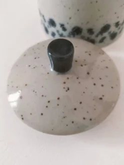Cafetière vintage en grès moucheté – décor floral bleu marine
