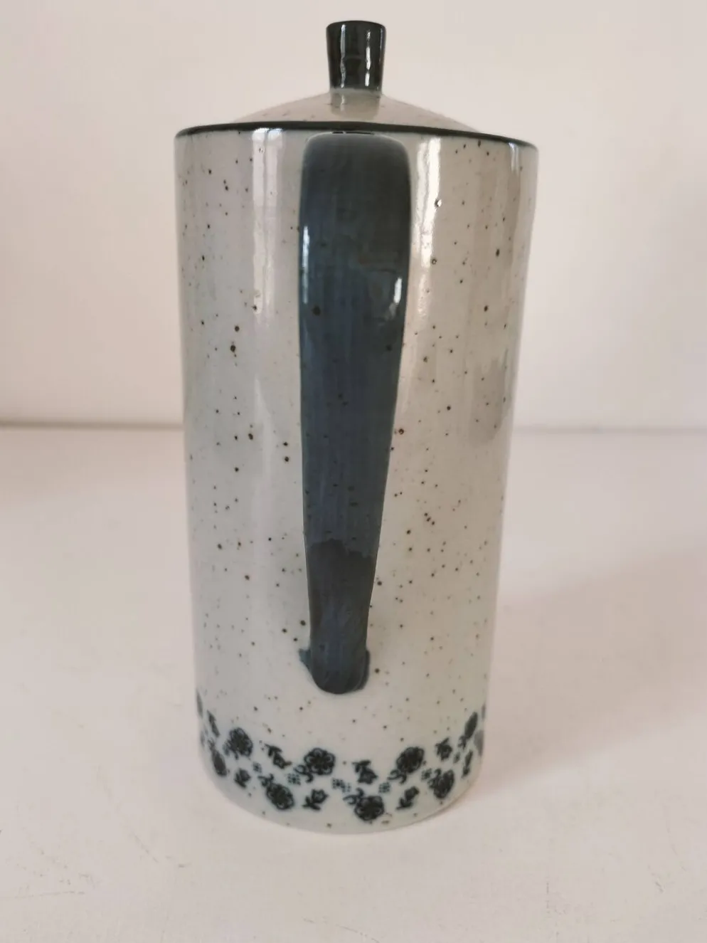 Cafetière vintage en grès moucheté – décor floral bleu marine