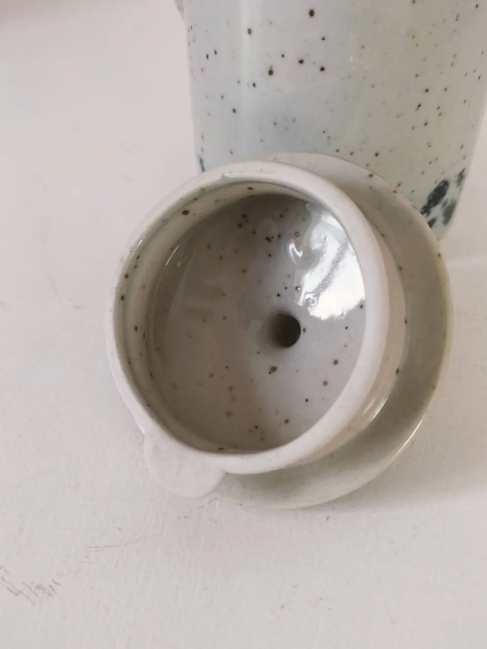 Cafetière vintage en grès moucheté – décor floral bleu marine
