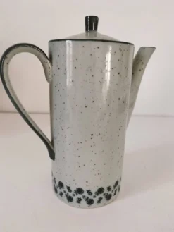 Cafetière vintage en grès moucheté – décor floral bleu marine