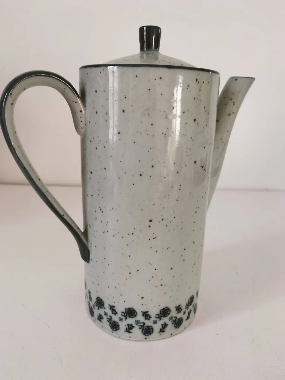 Cafetière vintage en grès moucheté – décor floral bleu marine