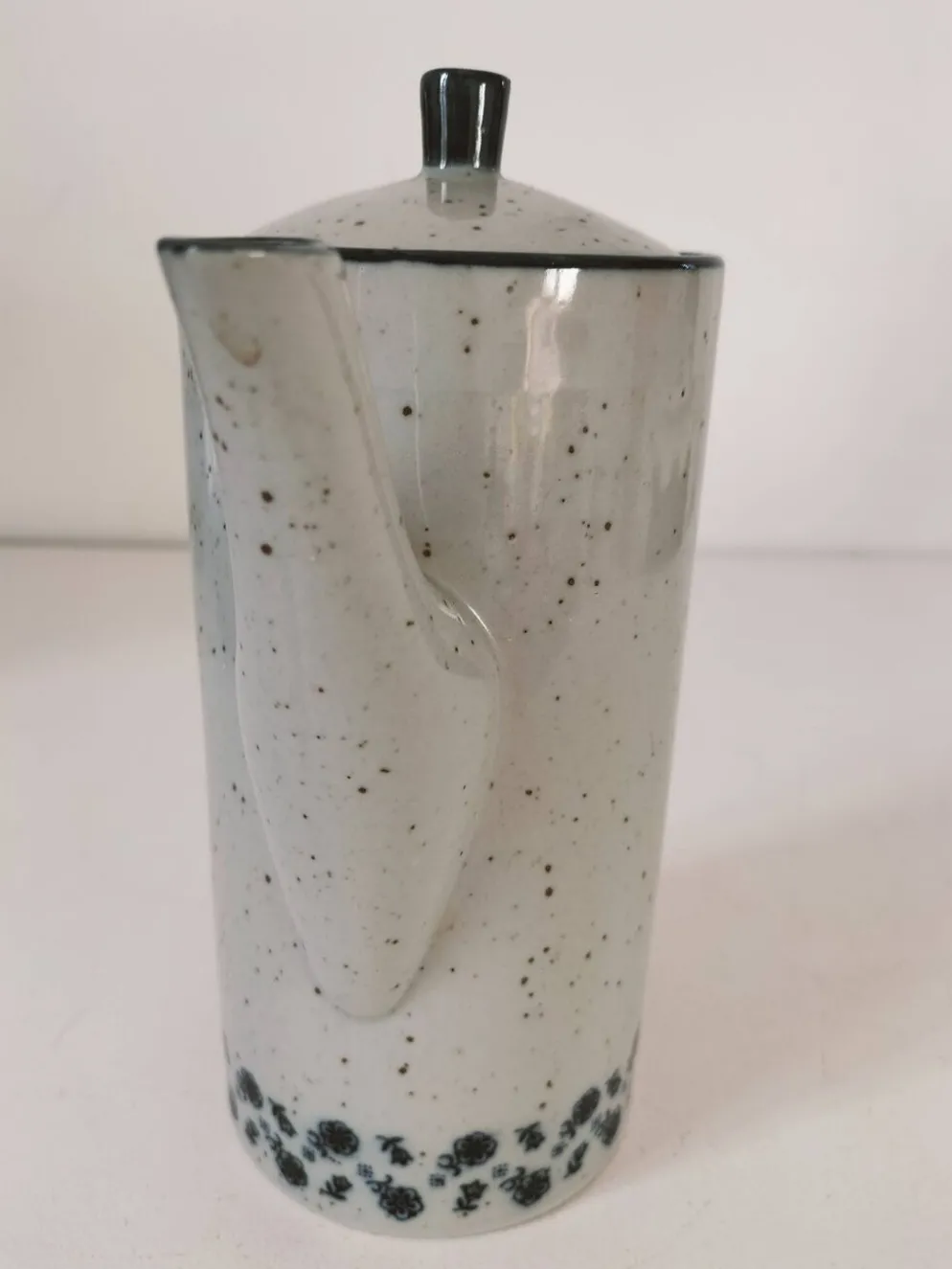 Cafetière vintage en grès moucheté – décor floral bleu marine
