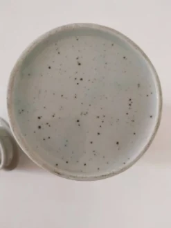 Cafetière vintage en grès moucheté – décor floral bleu marine
