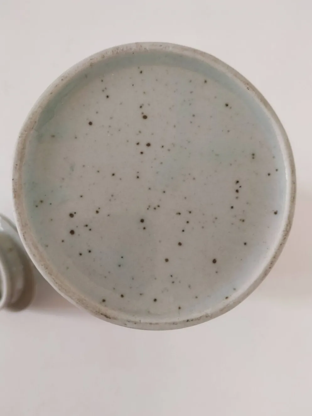 Cafetière vintage en grès moucheté – décor floral bleu marine