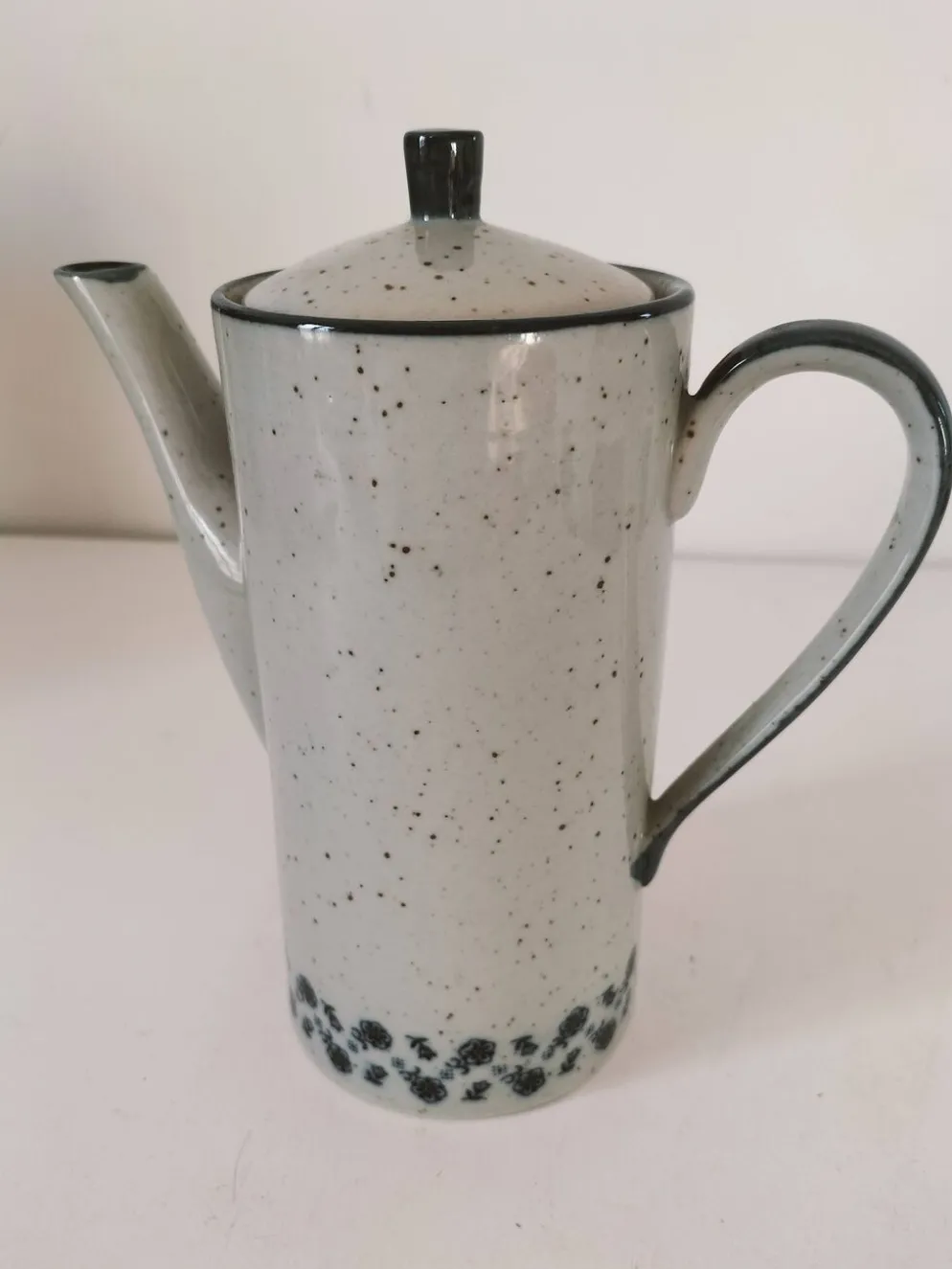 Cafetière vintage en grès moucheté – décor floral bleu marine