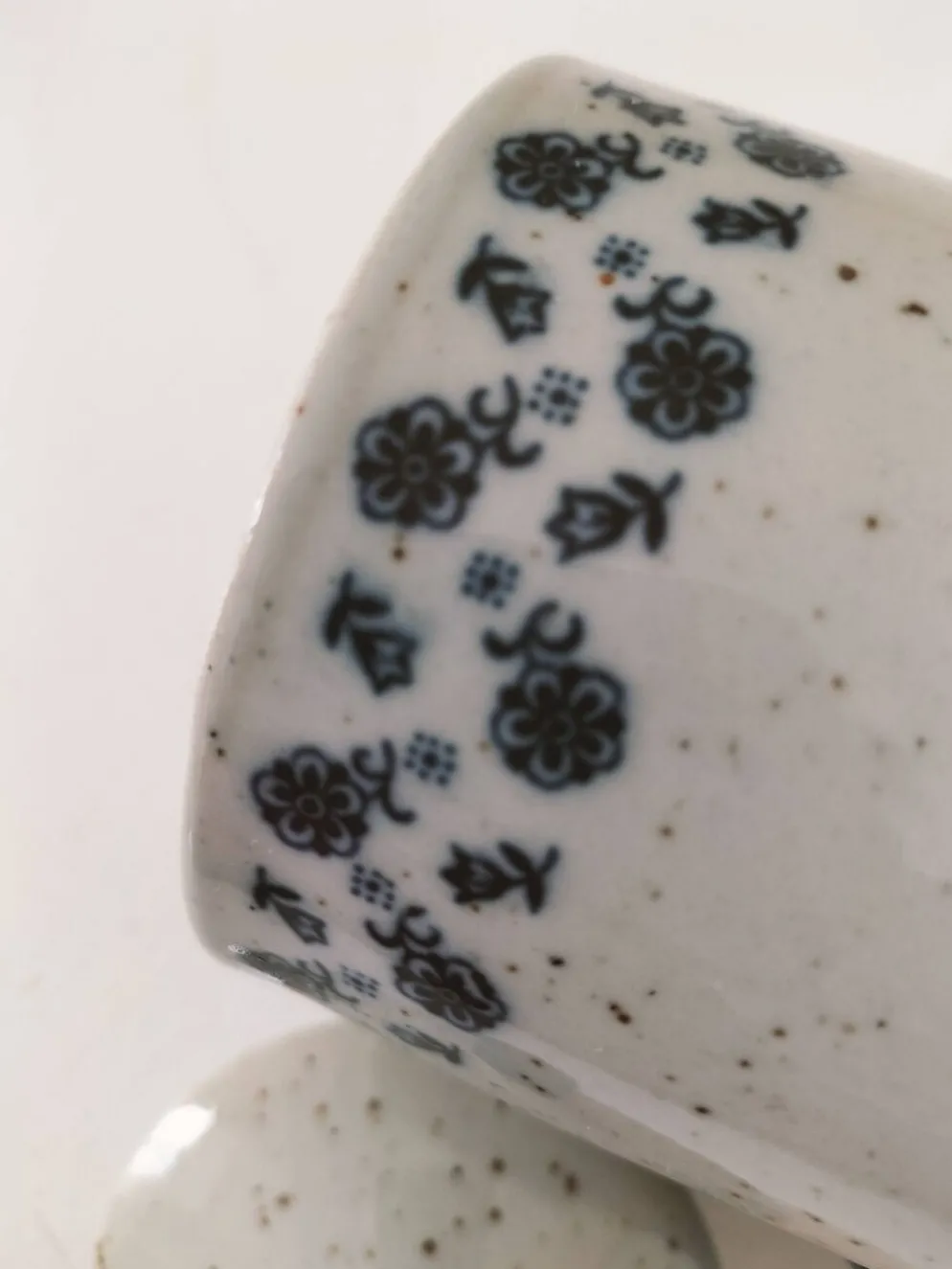 Cafetière vintage en grès moucheté – décor floral bleu marine