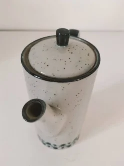 Cafetière vintage en grès moucheté – décor floral bleu marine