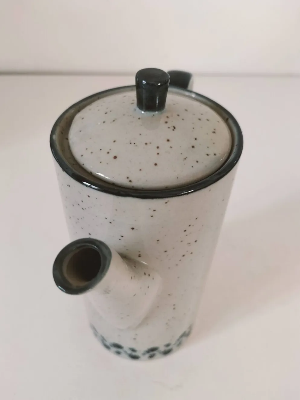 Cafetière vintage en grès moucheté – décor floral bleu marine