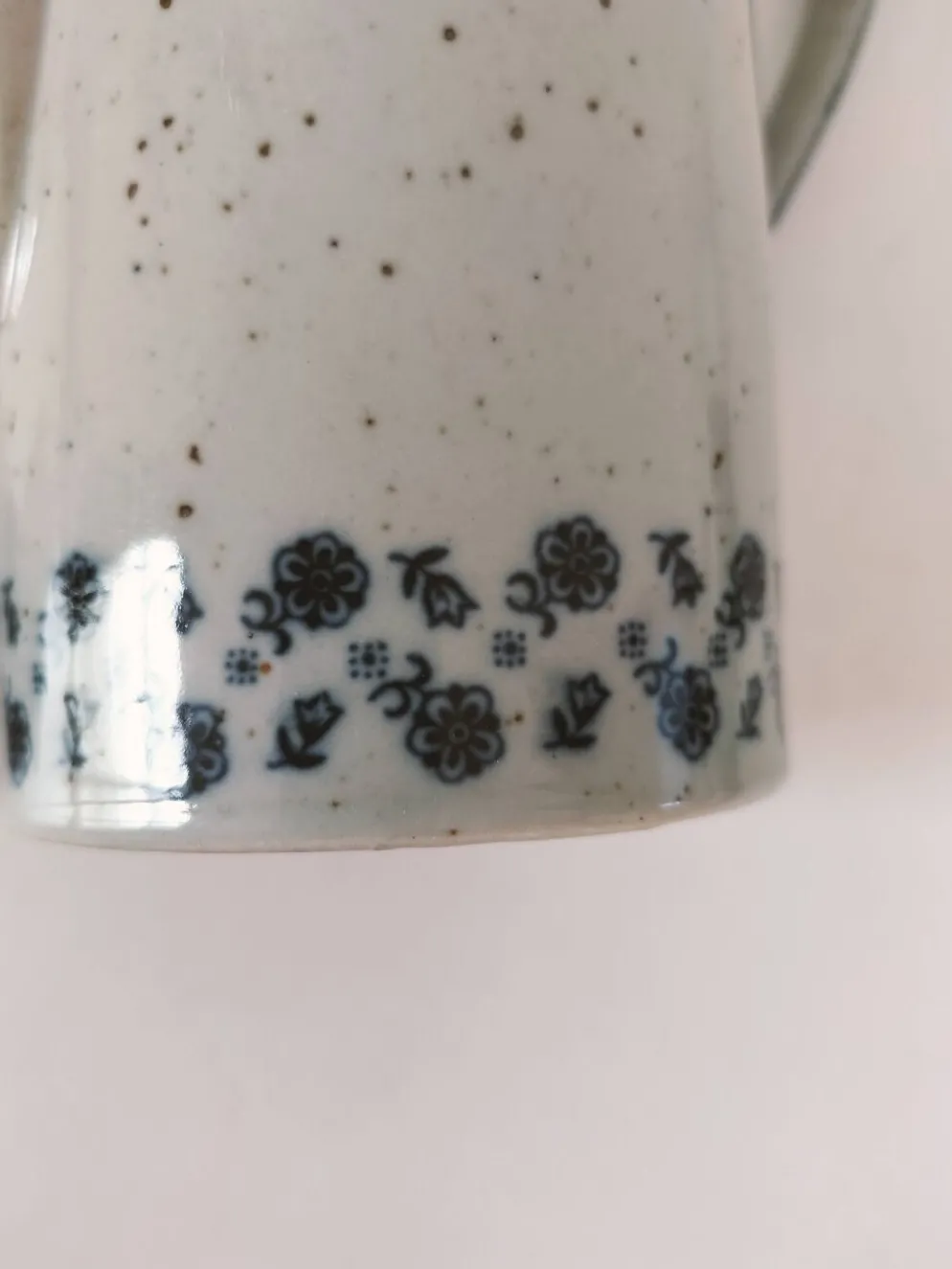 Cafetière vintage en grès moucheté – décor floral bleu marine