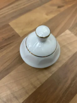 Cafetière vintage en porcelaine blanche et filet doré