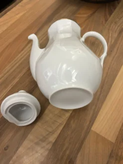 Cafetière vintage en porcelaine blanche et filet doré