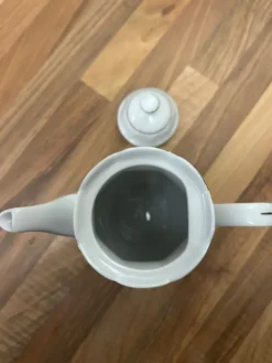 Cafetière vintage en porcelaine blanche et filet doré