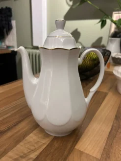 Cafetière vintage en porcelaine blanche et filet doré
