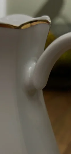Cafetière vintage en porcelaine blanche et filet doré