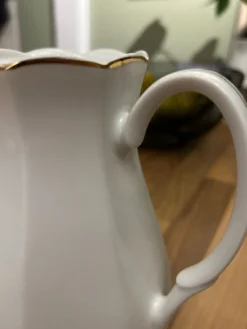 Cafetière vintage en porcelaine blanche et filet doré