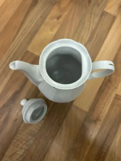 Cafetière vintage en porcelaine blanche et filet doré