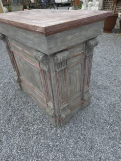 Caisse de magasin en teck patiné gris