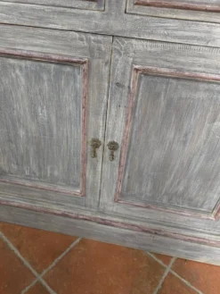 Caisse de magasin en teck patiné gris