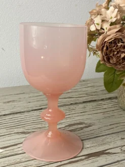 Calice, verre à pied en opaline rose, Portieux
