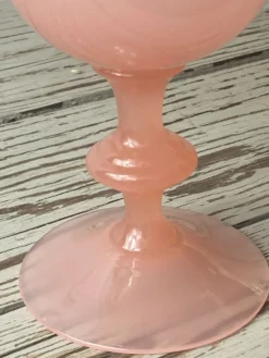 Calice, verre à pied en opaline rose, Portieux