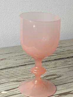 Calice, verre à pied en opaline rose, Portieux