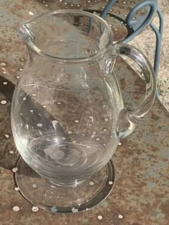 Carafe a eau ou vin en verre avec des trèfles cisèles anciennes