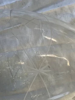 Carafe a eau ou vin en verre avec des trèfles cisèles anciennes