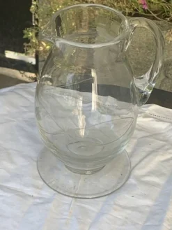 Carafe a eau ou vin en verre avec des trèfles cisèles anciennes