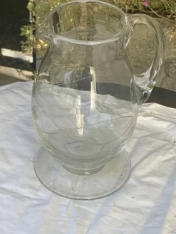 Carafe a eau ou vin en verre avec des trèfles cisèles anciennes