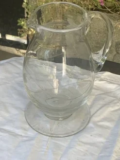 Carafe a eau ou vin en verre avec des trèfles cisèles anciennes