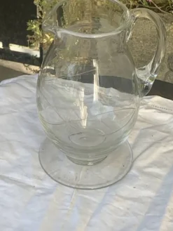 Carafe a eau ou vin en verre avec des trèfles cisèles anciennes