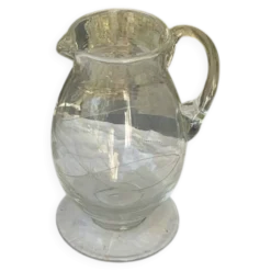 Carafe a eau ou vin en verre avec des trèfles cisèles anciennes