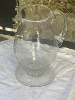 Carafe a eau ou vin en verre avec des trèfles cisèles anciennes