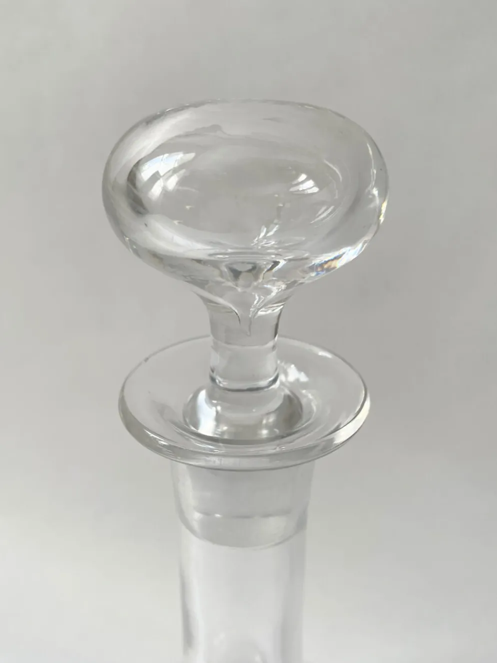Carafe ancienne en verre avec bouchon – Première moitié du XXe siècle