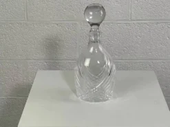 Carafe ancienne en verre sculpté