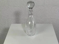 Carafe ancienne en verre sculpté