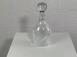 Carafe ancienne en verre sculpté