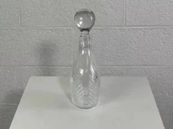 Carafe ancienne en verre sculpté