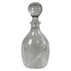 Carafe ancienne en verre sculpté