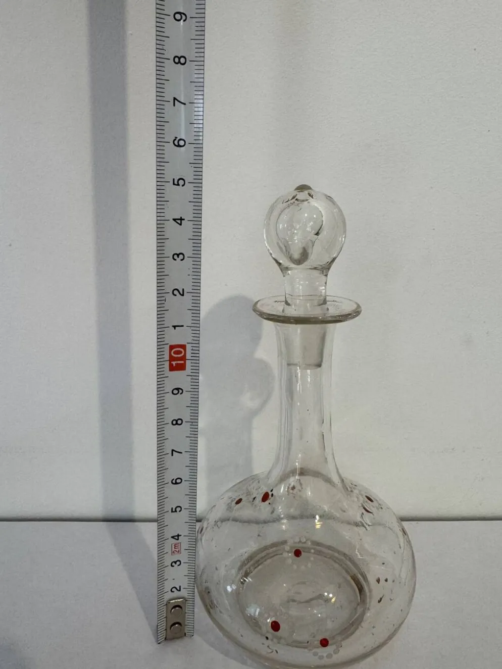 Carafe ancienne en verre soufflé émaillé, décor fleuri, esprit Legras