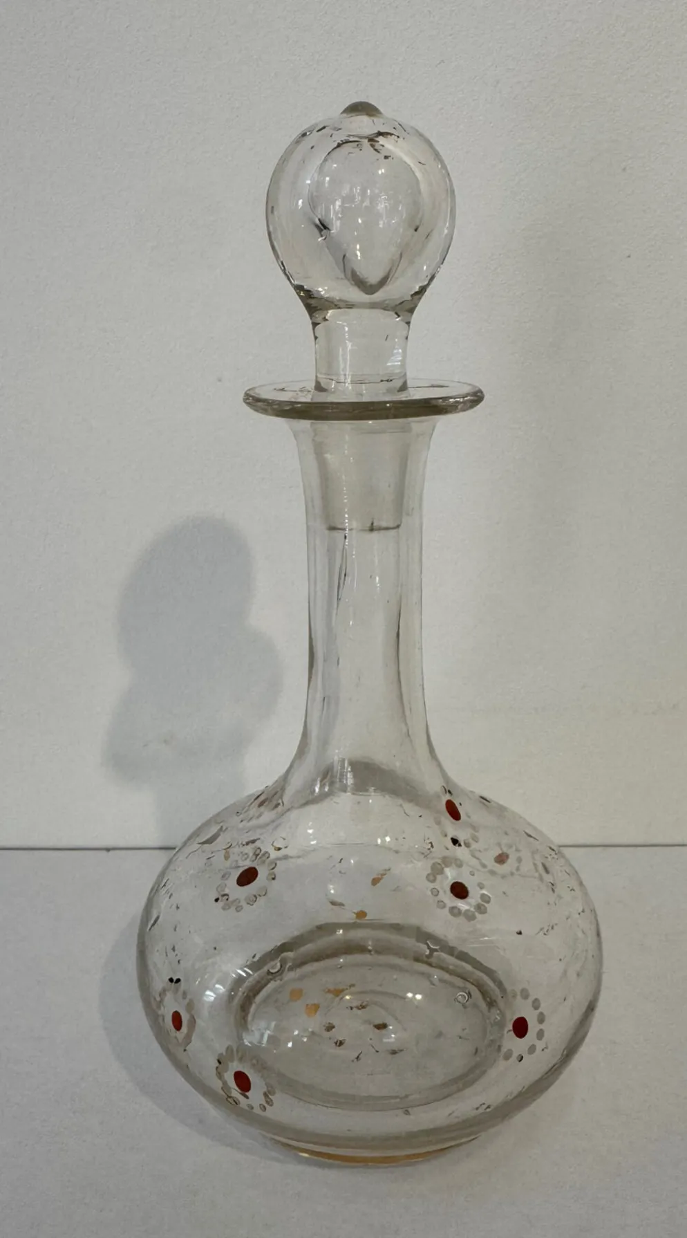 Carafe ancienne en verre soufflé émaillé, décor fleuri, esprit Legras