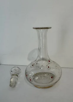 Carafe ancienne en verre soufflé émaillé, décor fleuri, esprit Legras