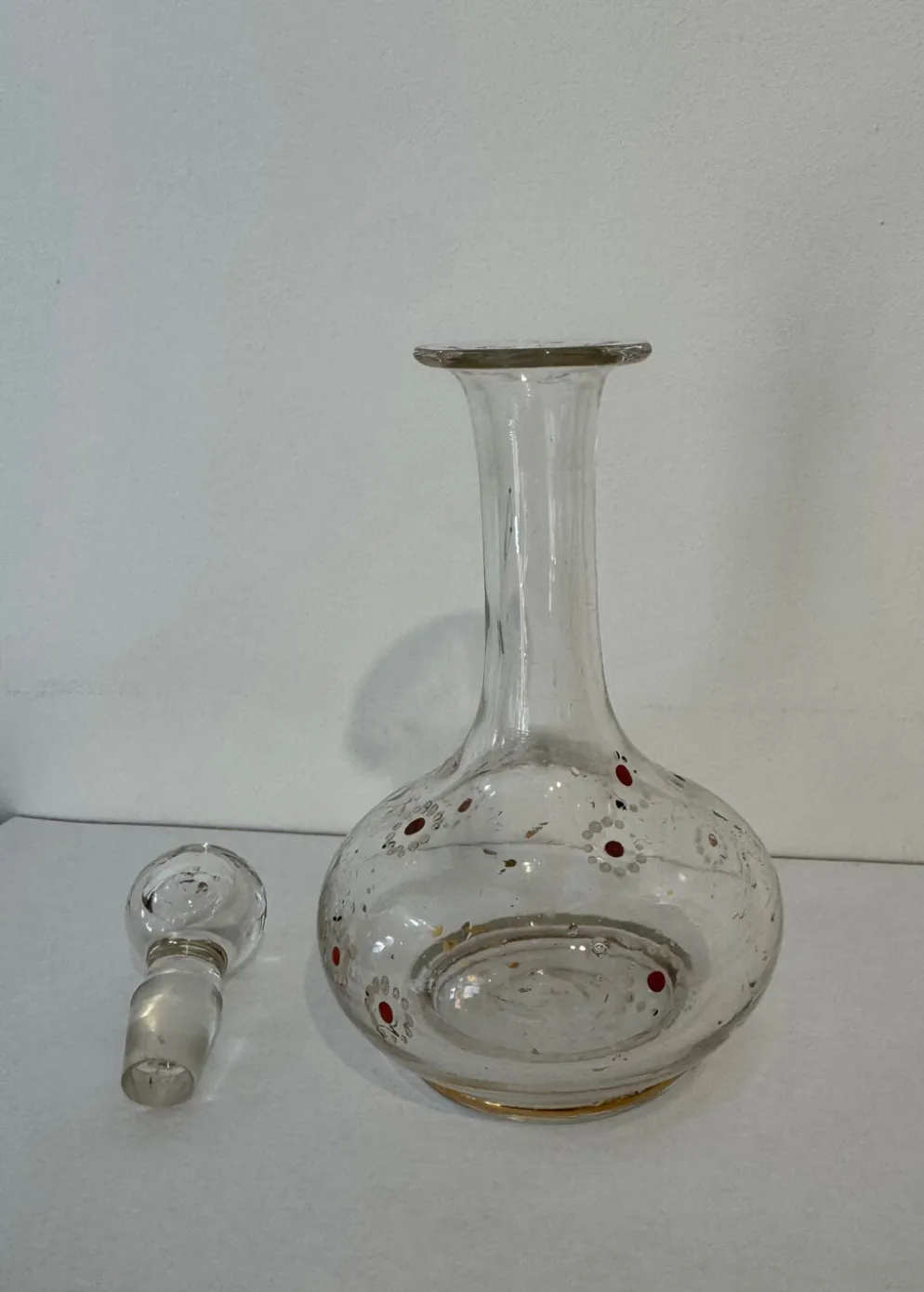 Carafe ancienne en verre soufflé émaillé, décor fleuri, esprit Legras