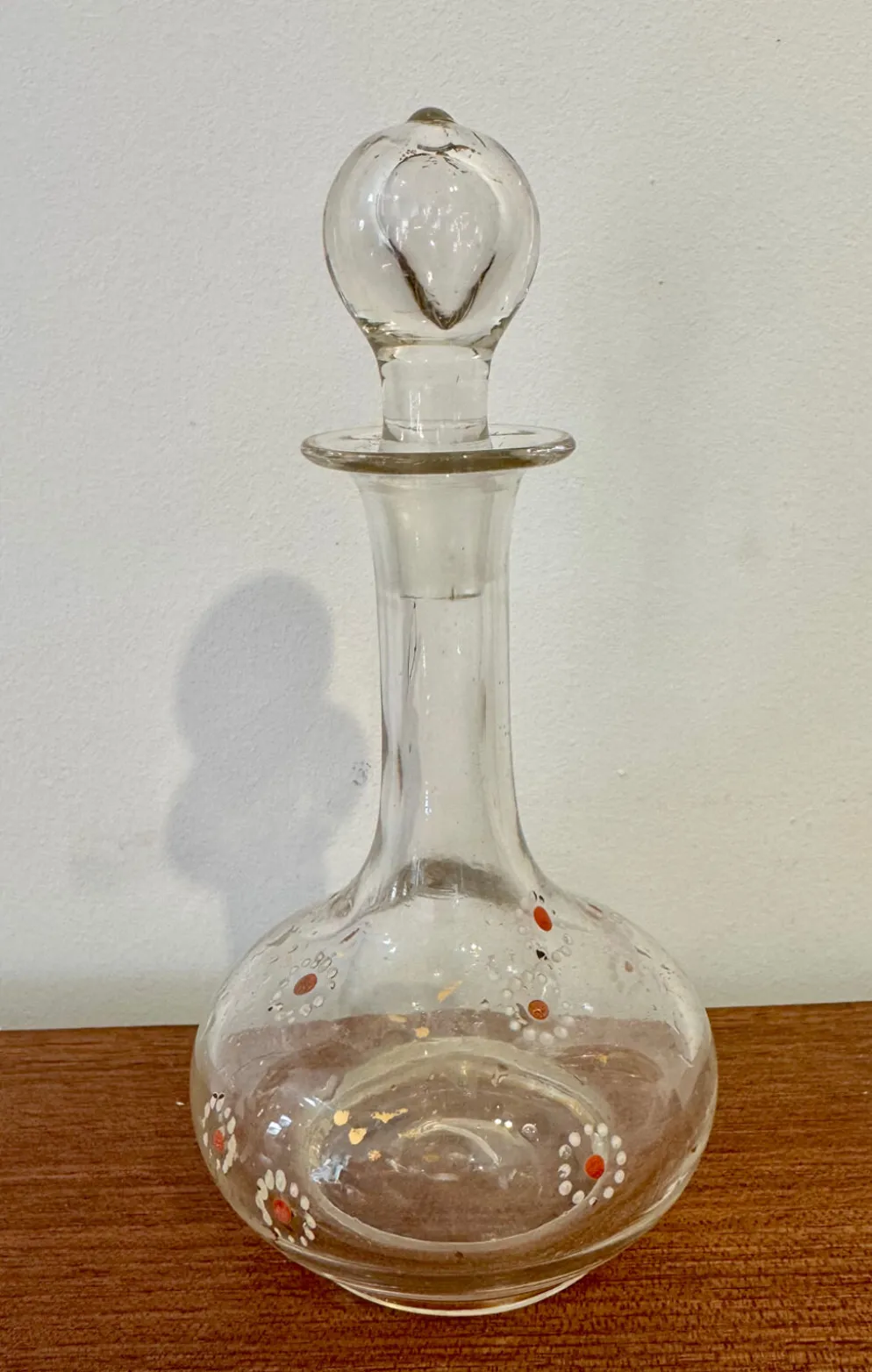 Carafe ancienne en verre soufflé émaillé, décor fleuri, esprit Legras