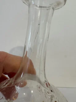 Carafe ancienne en verre soufflé émaillé, décor fleuri, esprit Legras
