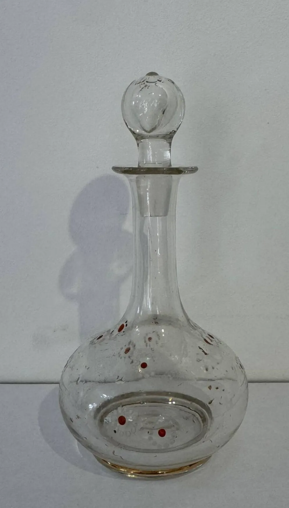Carafe ancienne en verre soufflé émaillé, décor fleuri, esprit Legras