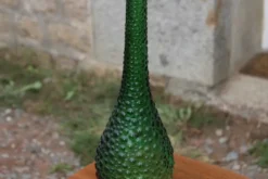 Carafe, bouteille décorative vintage en verre vert à relief
