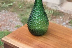 Carafe, bouteille décorative vintage en verre vert à relief