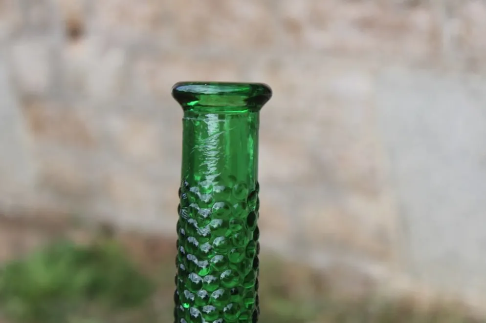 Carafe, bouteille décorative vintage en verre vert à relief