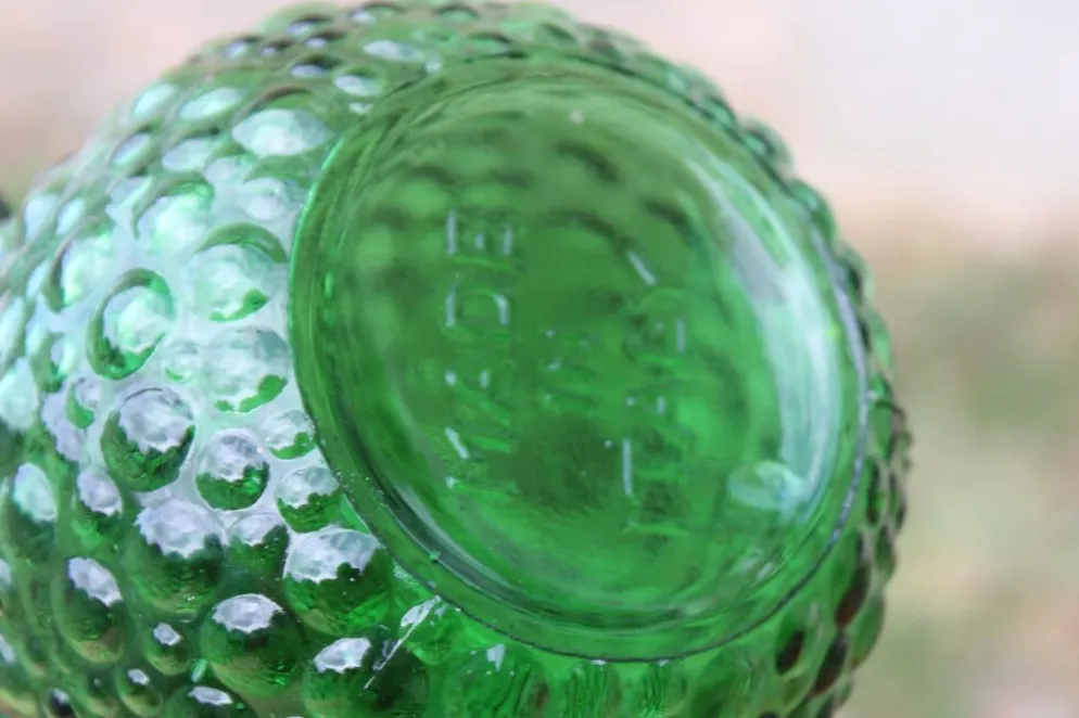 Carafe, bouteille décorative vintage en verre vert à relief